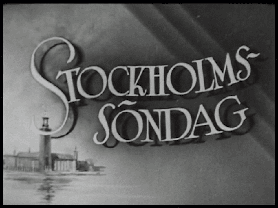 Texten "Stockholmssöndag" (från förtexterna), teckning av stadshuset i bakgrunden nere till vänster.
