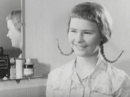 En ung Mona Malm med råttsvansar ler i reklamfilm för Stomatol.