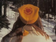 En kvinna med en gul och röd toppluva med texten "ATOMKRAFT - NEJ TACK" filmad bakifrån.