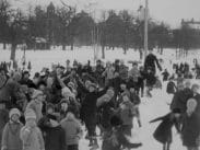 En stor mängd barn på skridskolov i närheten av Östermalms idrottsplats 1920.
