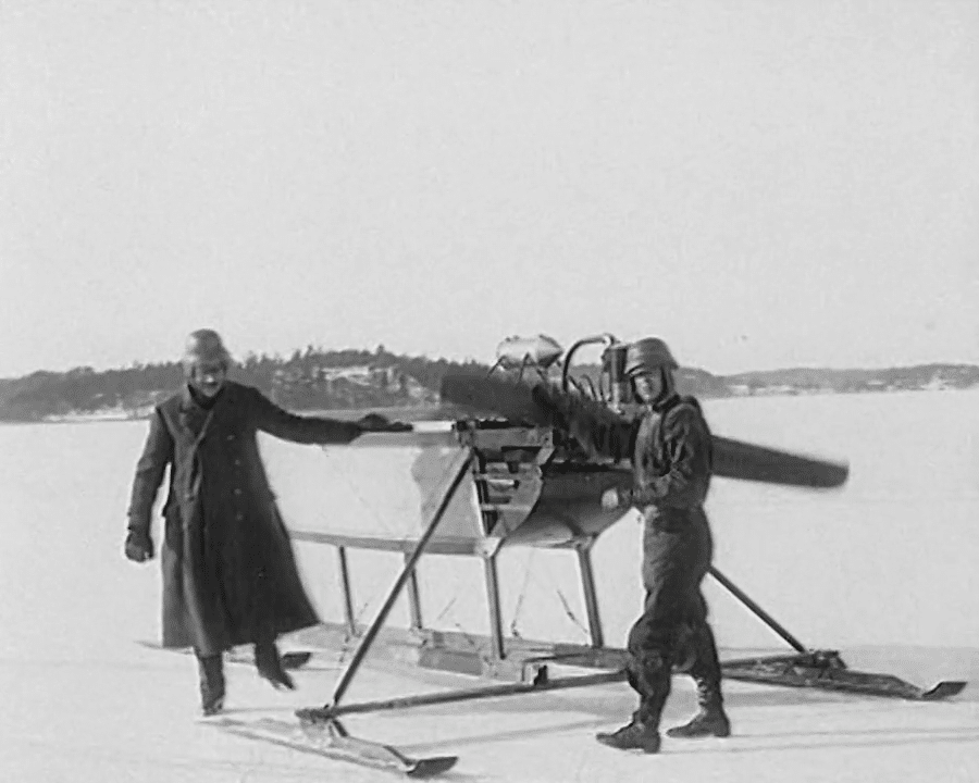 Holmströms motorsläde på Värtans isar. Hemmagjord motorsläde med flygmaskinspropeller, tre skidor.