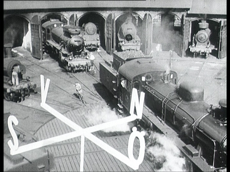 Cirkulär roterande vändplats för tåglok med inklippt väderstreckssymbol till vänster i bild.