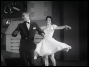 Gaby Stenberg och Egon Larsson i filmat sång- och dansnummer ur Oscarsteaterns uppsättning (premiär 8 november 1957) av Vincent Youmans, Frank Mandels och Otto Harbachs operett ”No, No, Nanette” (1924).