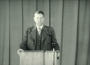 Statsrådet och chefen för försvarsdepartementet Per Edvin Sköld i talarstolen 1940.