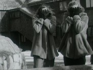Två vinterklädda unga kvinnor håller händerna för ansiktet.