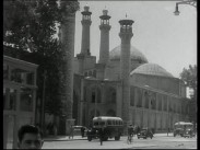 Exteriör av moské i Teheran, stadstrafik på gata i förgrunden.