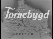Vinjettskylt med texten Tornebygd, karta över norra Lappland i bakgrunden.