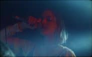 Tove Styrke håller en mikrofon i musikvideon till Sway.
