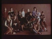 Ett gruppfoto från slutet av 1960-talet med tolv ungdomar i 20-årsåldern.