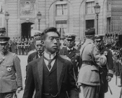 Japans nye kejsare Hirohito. Bild av denne, västerländskt klädd framför hederskompani.