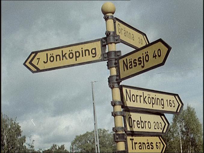 Sex ortnamnsskyltar med avstånd i km på samma stolpe, bl a Jönköping 7.