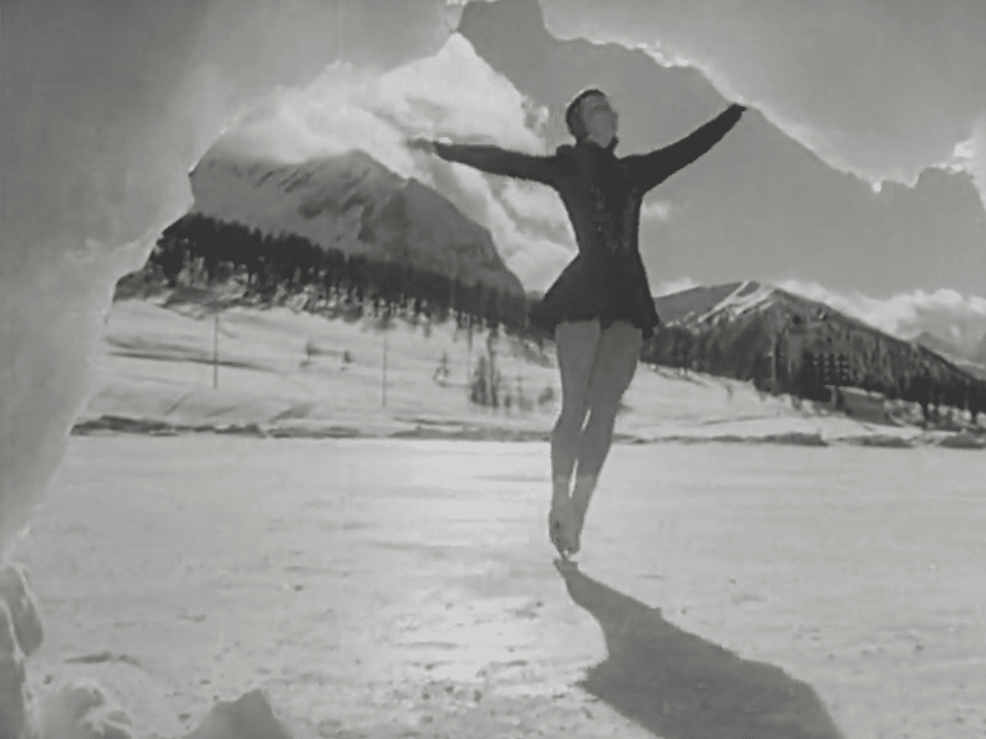 Konståkerska på utomhusis, Alptoppar i bakgrunden.