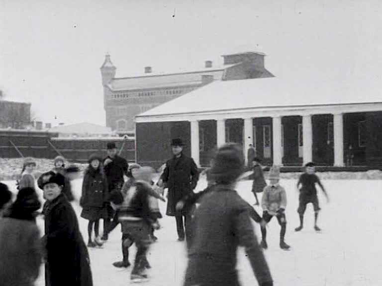 Barn och äldre åker skridsko på Ullevi skridskobana, Göteborg 1917.