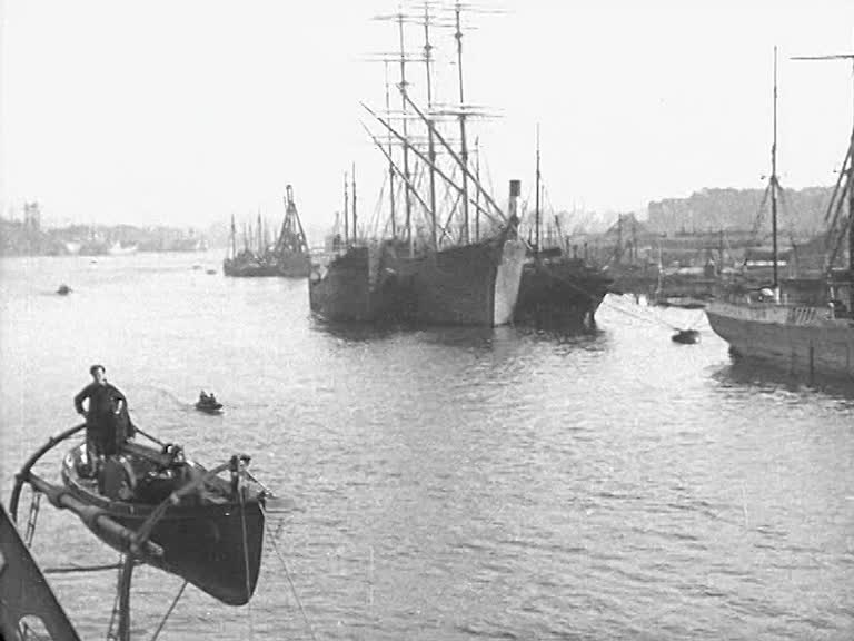 Fyrmastare och brigg i Göteborgs hamn.
