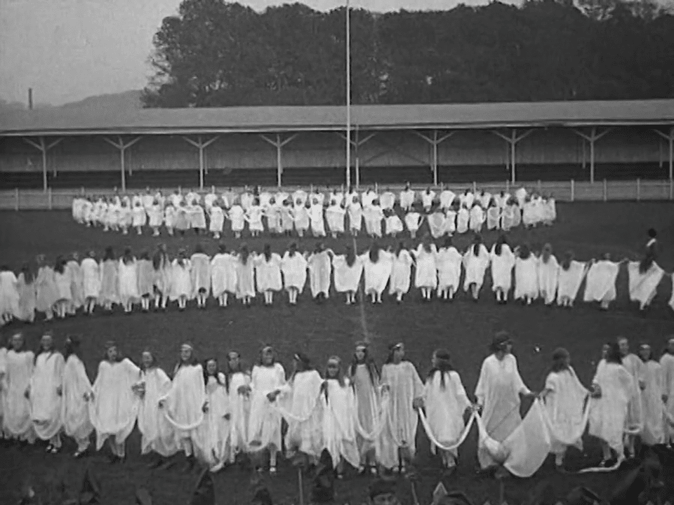 "Drömbilder" dansas av 600 flickor klädda i vitt under Barnens dag i Göteborg 1921.