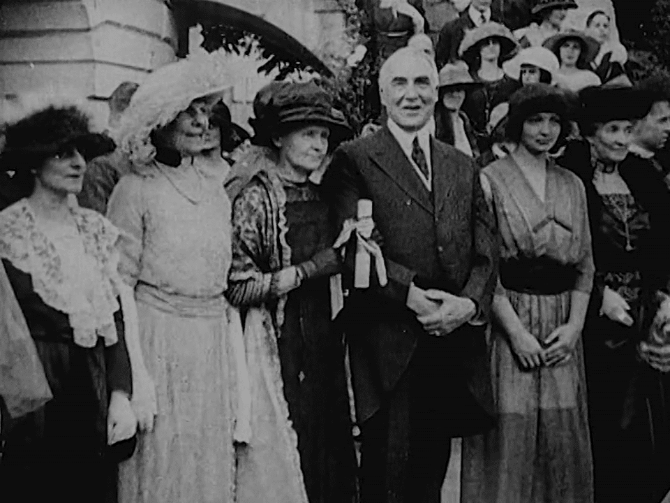 Journalfilm från 1920-talet då Marie Curie besöker USA:s president Warren Harding.