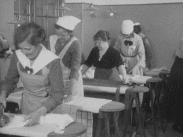 Fem kvinnor på rad stryker tvätt 1921.