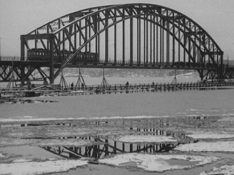 Spårvagn färdas över nya Lidingöbron (1925). Isflak i förgrunden.