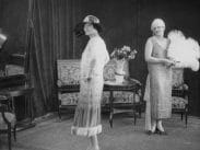 Två mannekänger visar två vårmiddagsklänningar: guldtyg med pärlor och "ombré spets" - för modehuset Regent 1925.