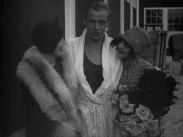 Stillbild ur journalfilmen Veckorevy 1927-10-31 med simmaren Arne Borg som gratuleras av skådespelarna Margit Manstad och Brita Appelgren.