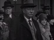 Författaren Sir Arthur Conan Doyle på besök i Stockholm 1929, människor i bakgrunden.