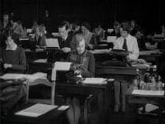 Astrid Lindgren skriver intensivt på skrivmaskin i gymnastiksal tillsammans med övriga deltagare i Dagens Nyheters skrivmaskinstävling 1930.