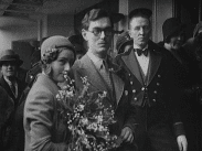 Lennart och Karin Bernadottes i samband med deras bröllop i London 1932, bruden med bukett.
