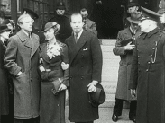 Brudparet Sigvard Bernadotte och Erica Patzek efter deras borgerliga vigsel i London 1934.