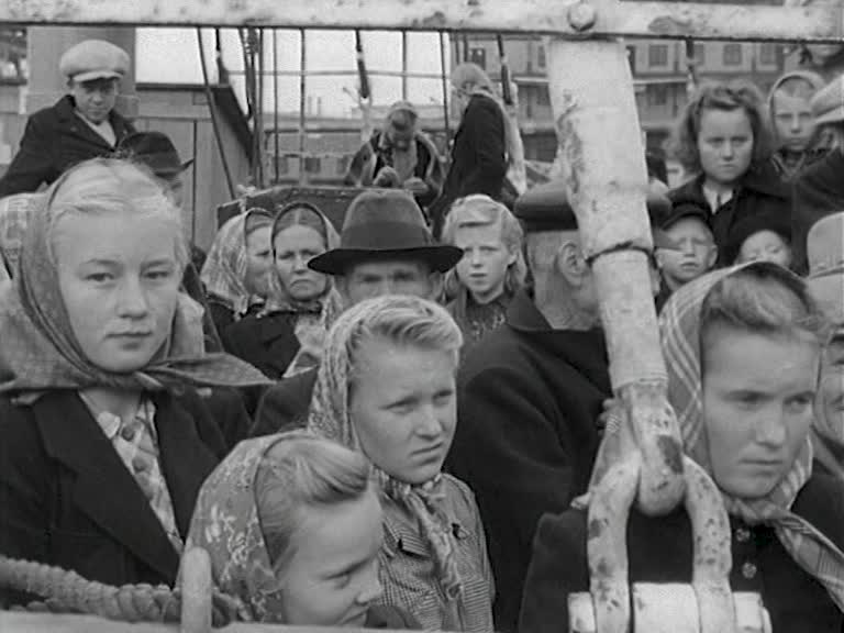 Estniska flyktingar på fartyg anländer till Sverige.