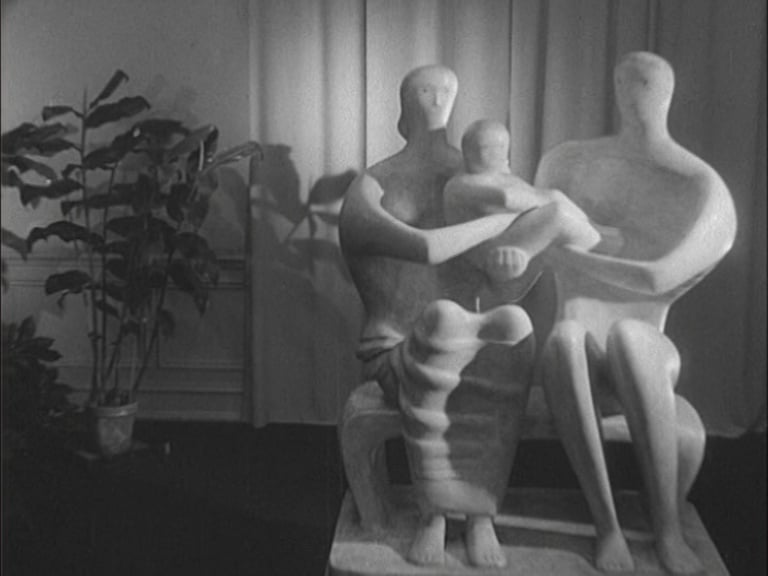Skulpturen "Familjegrupp" av Henry Moore vid utställning i Stockholm 1952.