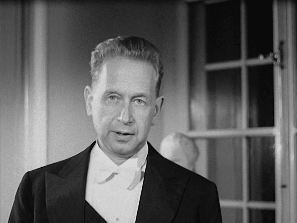Dag Hammarskjöld iklädd högtidsdräkt.