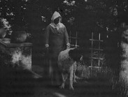 Ellen Key i sin trädgård tillsammans med en hund.