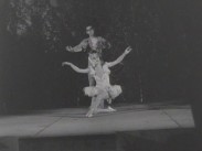 Balettdansörerna Brita Appelgren och Teddy Rhodin dansar på en scen.