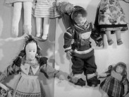 En handfull dockor uppsatta på en vägg.