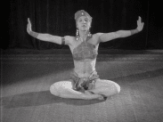 Dansösen Maina Claes utför orientalisk dans.