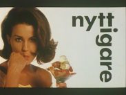Kvinna till vänster i bild håller en glass i vänster hand och har höger hands lillfinger i sin mun, till höger texten "nyttigare".