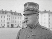 Kapten Bror Sjödin i uniform med cigarr i mun.